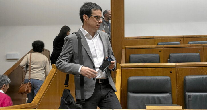 El grupo parlamentario de EH Bildu, entrando en el pleno en el que votó en contra del presupuesto.