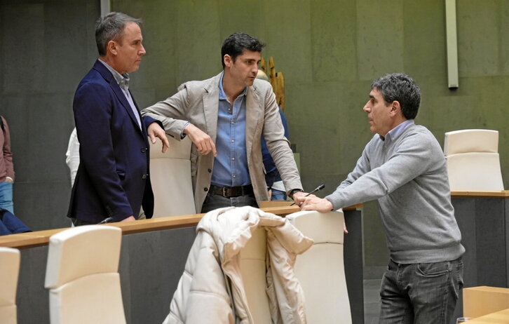 Junteros de PP y PSE dialogan durante el pleno de las cuentas de Gipuzkoa.