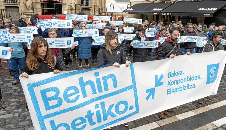 Sindikatuek Iruñean atzo egindako elkarretaratzea.