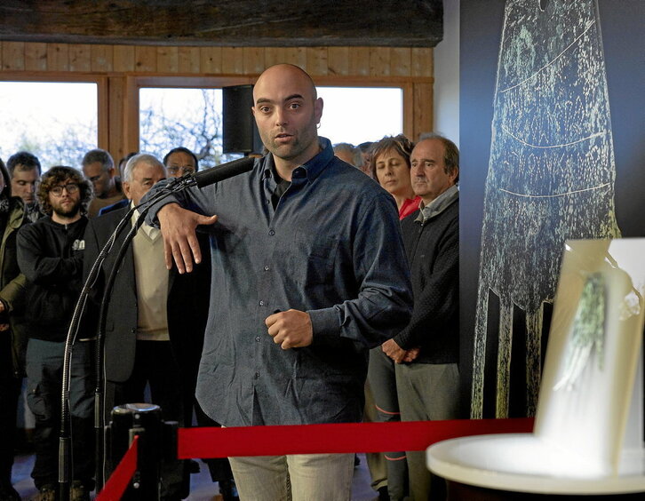 Soldados ucranianos tras un combate en Jarkov, final de Bertsolari Txapelketa,  txupinazo de sanfermines  y Mattin Aiestaran en la presentación de la Mano de Irulegi.