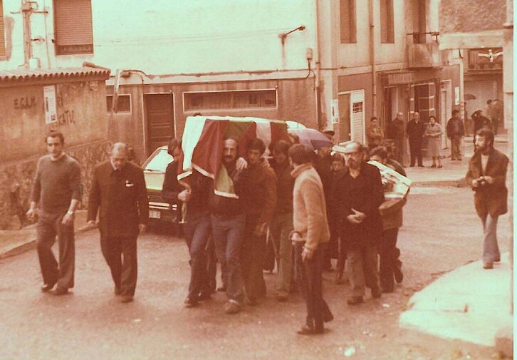 El féretro de ‘Argala’ en Arrigorriaga. Lo acompañan, entre otros, Santi Brouard y Alfonso Sastre.