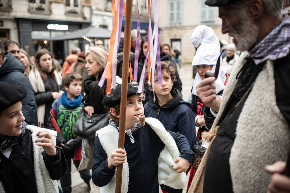Les enfants étaient bien présents dans les rues de Bayonne pour l'accueillir. Les enfants étaient bien présents dans les rues de Bayonne pour l'accueillir.