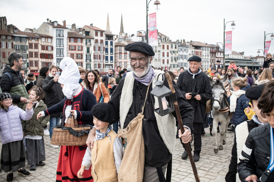 Olentzero aux côtés de Mari Domingi et leurs bourses remplies de bonbons et de charbons à distribuer. Olentzero aux côtés de Mari Domingi et leurs bourses remplies de bonbons et de charbons à distribuer.