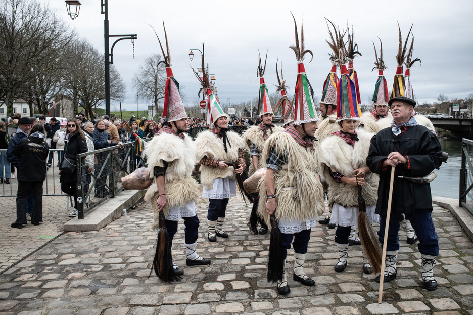Les Joaldunak sonneurs de cloches ont eux aussi défilé pour ce spectacle magique. Les Joaldunak sonneurs de cloches ont eux aussi défilé pour ce spectacle magique.