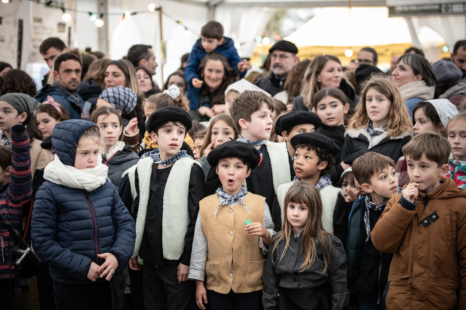 Sous le chapiteau de l'esplanade Roland Barthes les élèves des ikastola bayonnaises ont entonné leurs doux chants de Noël. Sous le chapiteau de l'esplanade Roland Barthes les élèves des ikastola bayonnaises ont entonné leurs doux chants de Noël.