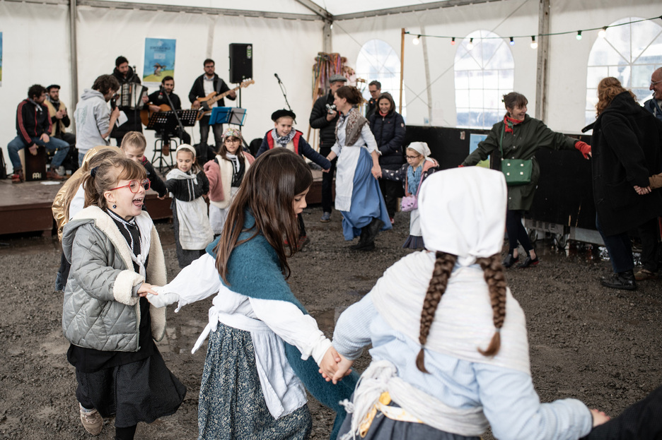 Et illustré leurs talents de danseurs. Et illustré leurs talents de danseurs.