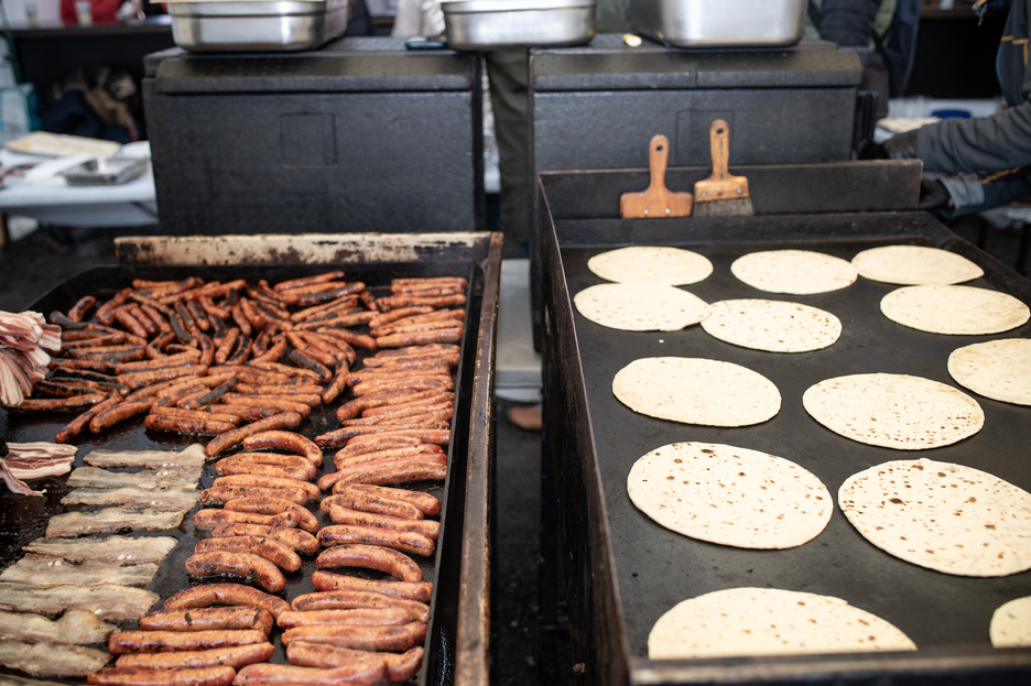 Afin de célébrer la San Thomas, la journée d'Olentzero se finit sur une Txistor Gaua avec en prime le concert du duo Nat et Watson. Afin de célébrer la San Thomas, la journée d'Olentzero se finit sur une Txistor Gaua avec en prime le concert du duo Nat et Watson.