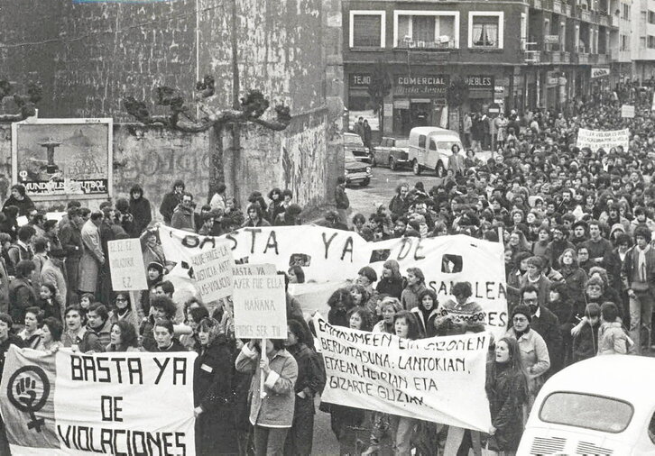 Ezkerrean, garai hartan Errenterian egindako mobilizazio bat. Eskuinean, liburuaren aurkezpeneko irudia.