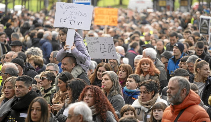 Miles de personas, 3.500 según Delegación del Gobierno español, se manifestaron para mostrar su apoyo.
