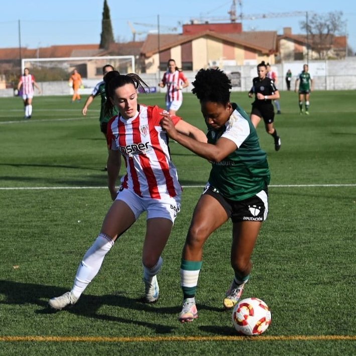 Amezaga pugna con Leivis por el balón. (Athletic Club)