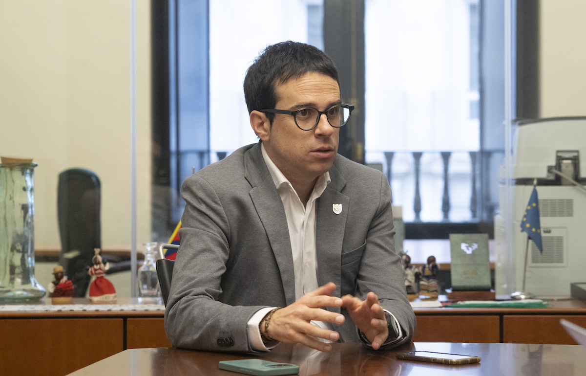 Pello Otxandiano durante la entrevista en el Parlamento de Gasteiz. (Raul BOGAJO/FOKU)