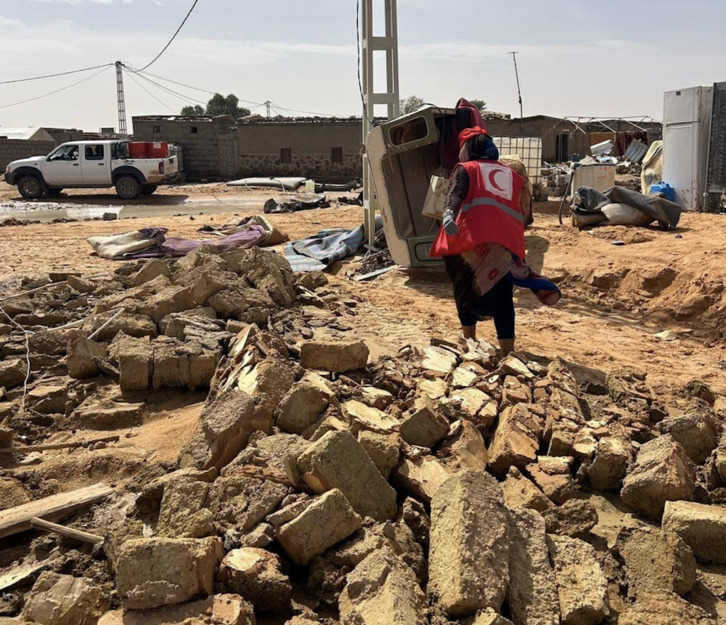 Personal de la Media Luna Roja Saharaui, tras las inundaciones en Dajla, a finales del pasado mes de septiembre. 