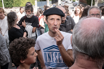 Gorka Torre et ses soutiens avant d’entrer dans le tribunal de Bayonne.