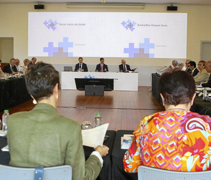 Reunión en septiembre del Pacto Vasco de Salud, presidido por Imanol Pradales y el consejero Alberto Martínez.