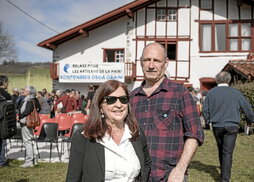 Béatrice Molle-Haran y Txetx Etxeberri en Luhuso y, en la página contigua, imágenes de la munición empleada por la Ertzaintza en las cargas de Tolosa y Gasteiz, comparecencia de Sare y colocación de una placa en Intxaurrondo en recuerdo a Mikel Zabalza.