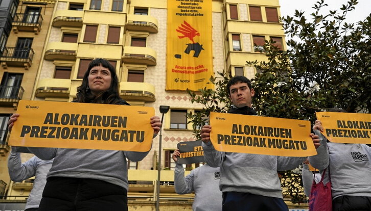 Etxebizitza larrialdia salatzeko Sortuk Donostian egindako ekintza.