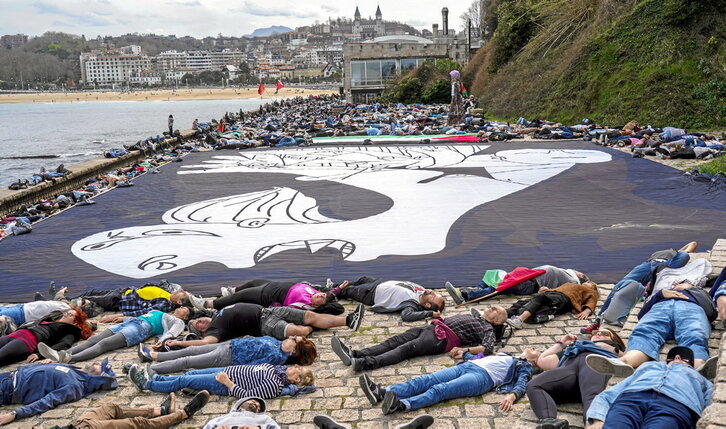 Acción llevada a cabo en el Peine de los Vientos de Donostia al término de la    manifestación del 17 de marzo.