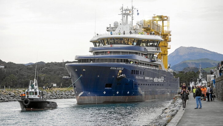 Uno de los últimos barcos construidos en Astilleros Balenciaga sale del puerto de Zumaia el pasado mes de febrero.