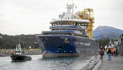 Uno de los últimos barcos construidos en Astilleros Balenciaga sale del puerto de Zumaia el pasado mes de febrero.