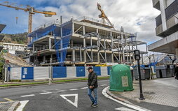 Gros auzoko eraikuntza berria, aste honetan ateratako argazkian.