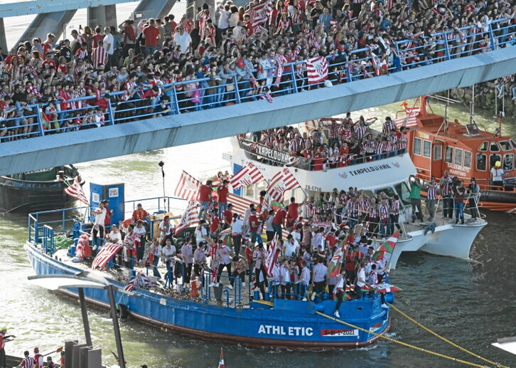 Multitudinario paseo en la gabarra, el 11 de abril.