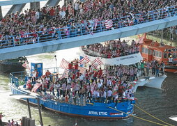 Multitudinario paseo en la gabarra, el 11 de abril.