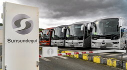 Autobuses listos para su entrega a los clientes, el pasado mes de septiembre, en el exterior de la planta de Sunsundegui de Altsasu.