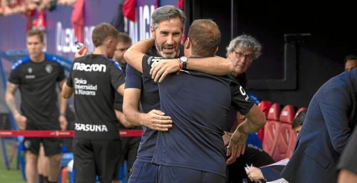 Moreno y Arrasate se saludan en El Sadar.