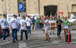 Abuztuaren amaieran Iruñeko Labrit pilotalekuan jokatu zen 22 urtez azpiko ezkerparetako Munduko Txapelketan, euskal pilotariek Espainiako eta Frantziako elastikoak jantzi behar izan zituzten jokatu, nahi izanez gero.