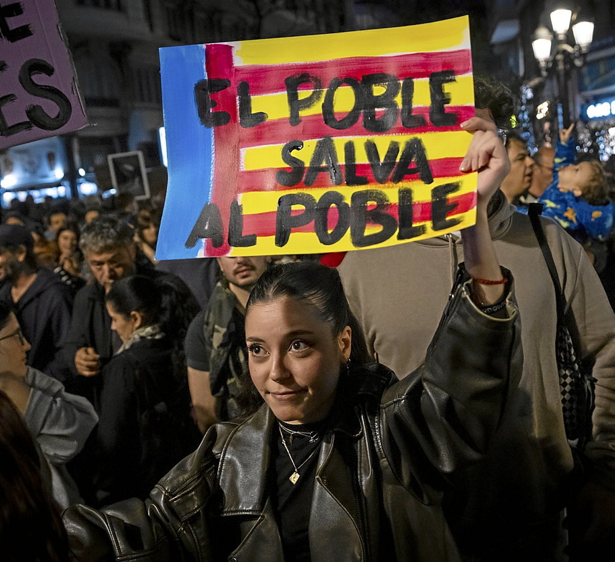 Protesta ciudadana para denunciar la gestión de la Generalitat con un cartel que reza «el pueblo salva al pueblo». Aldara Zarraoa
