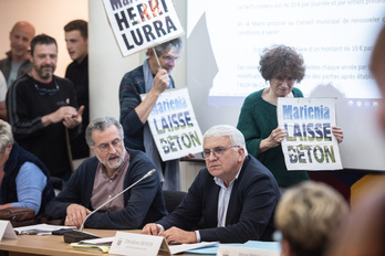 Pendant deux heures, les opposants au projet de Marienia ont manifesté leur incompréhension face au refus de dialogue du maire.