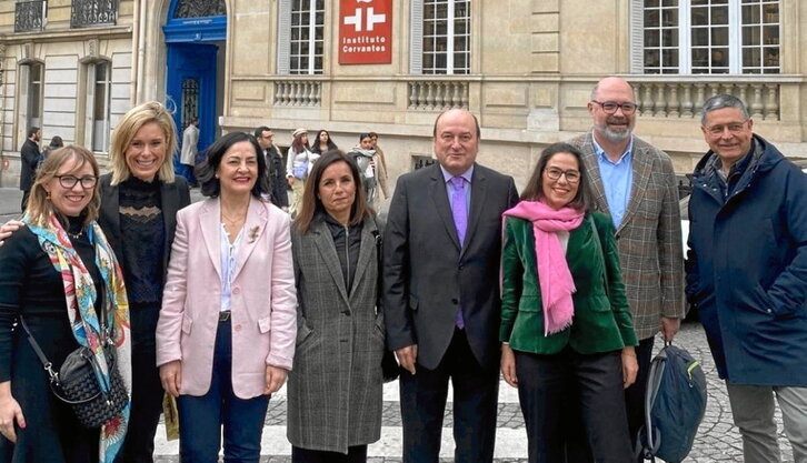 Una delegación jeltzale ante el edificio recuperado en París.