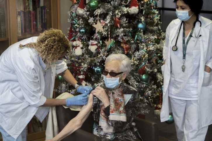 Una de las primeras vacunadas en Euskal Herria