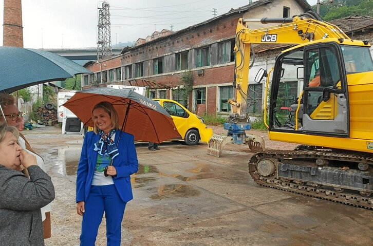 La alcaldesa de Barakaldo, Amaia del Campo, en una visita a la zona de El Calero.