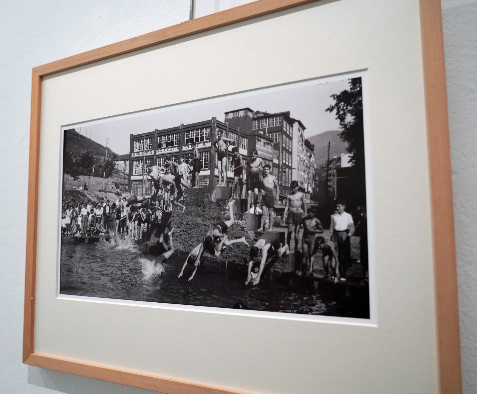 Fotografía de cuando los chavales se bañaban en el río Ego al lado de Alfa (el franquismo soterró el río). (Gotzon ARANBURU | FOKU)