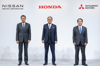 En la imagen, de izquierda a derecha, Toshihiro Mibe, presidente y CEO de Honda, Makoto Uchida, CEO de Nissan y Takao Kato, presidente de Mitsubishi Motors