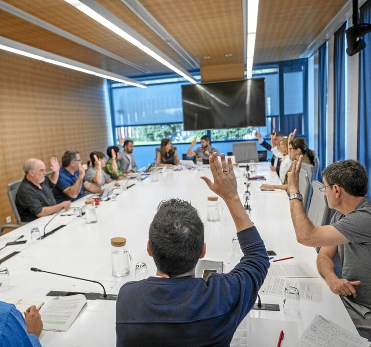Reunión de la Comisión foral de Hacienda para aprobar las bases de la reforma fiscal.