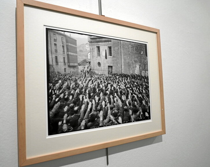 Una de las cajas o maletas donde Indalecio Ojanguren y su familia guardaron sus imágenes más familiares y personales y su cámara. Ahora se pueden ver en la casa de cultura Portalea de Eibar.