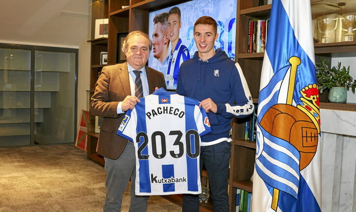 Jokin Aperribay y Jon Pacheco posan en las oficinas del club tras la firma del nuevo contrato.
