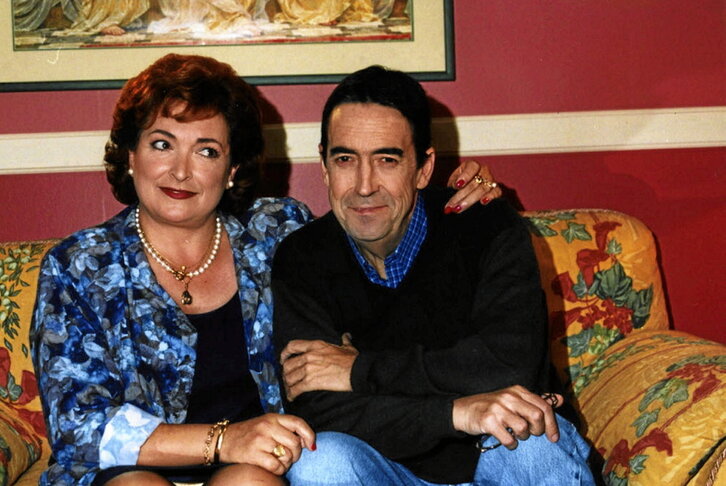 Kontxu Odriozola (Maria Luisa) eta Mikel Garmendia (Joxe Mari), “Goenkale”-ren lehen denboraldietako argazki batean.