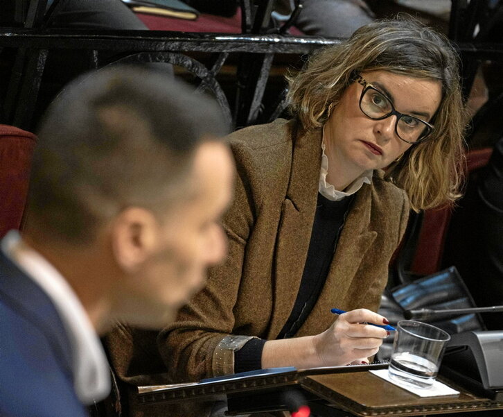 La diputada general, Elixabete Etxanobe, atiende a las palabras del portavoz de EH Bildu.