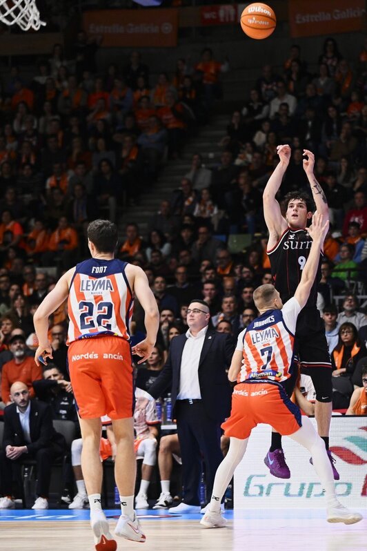 Uno de los triples de Rubén Domínguez, imparable en la cancha gallega.