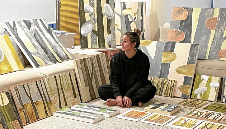 Luisa Chillida, en su estudio, rodeada de los cuadros que componen la serie «Basoa».