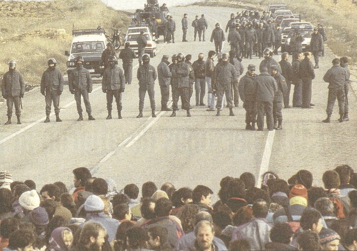 En la imagen de la izquierda, barrera policial en la última marcha a Herrera de 1992. En la de la derecha, primera marcha en 1984.