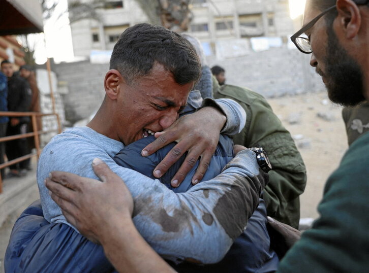 Palestinos lloran por la muerte de familiares en Jan Yunis.
