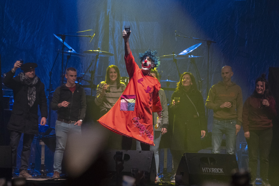 Porrotx ere oholtzan, ekitaldi nagusian. Porrotx ere oholtzan, ekitaldi nagusian.