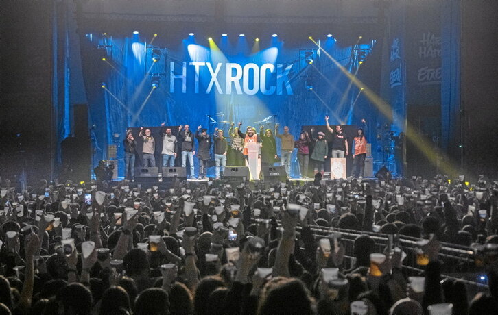 Giro ederra atzo Atarrabian. Ezkerreko irudian ekitaldi nagusia, orrialde honetan  Lendakaris Muertos eta Iñigo Etxezarreta, ETS taldeko abeslaria.