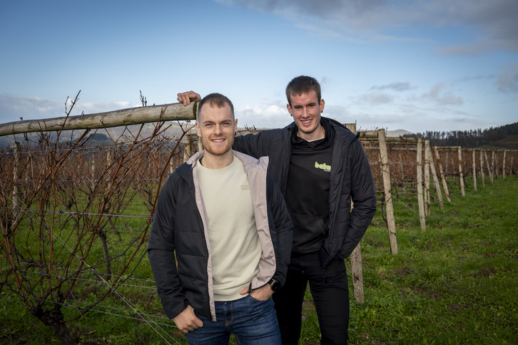 Unai Laso eta Jon Mariezkurrena, Aiako K5 Bodegako mahastien artean.