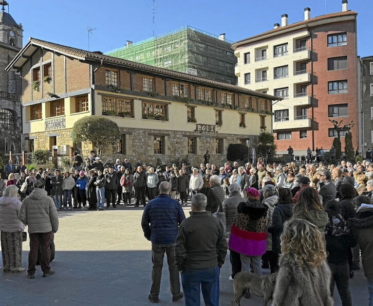 Elkarretaratzea Arrigorriagan, merkatari txinatar batek jasandako jipoia salatzeko.