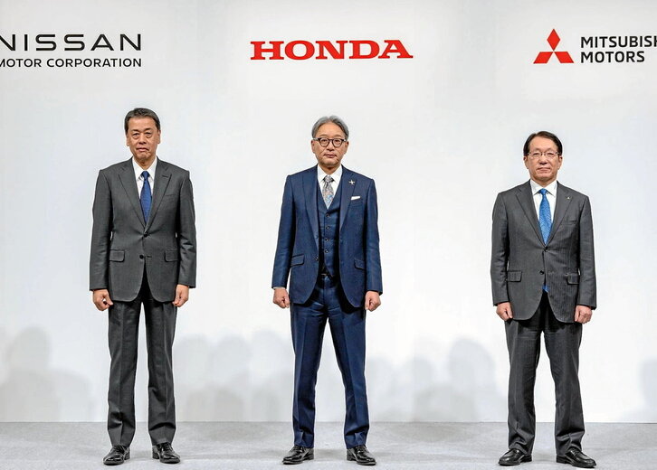 En la imagen, de izquierda a derecha, Toshihiro Mibe, presidente y CEO de Honda, Makoto Uchida, CEO de Nissan y Takao Kato, presidente de Mitsubishi Motors